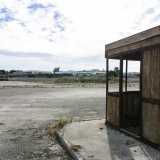 Il parcheggio ormai deserto della fabbrica Calabrese, chiusa dal 2004 (foto di Gennaro Gargiulo)